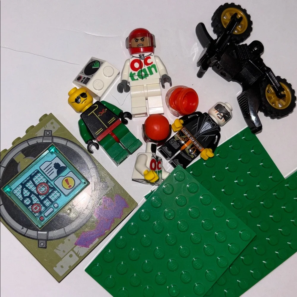 LEGO-style Motorbike Minifigure Set with Green Baseplates